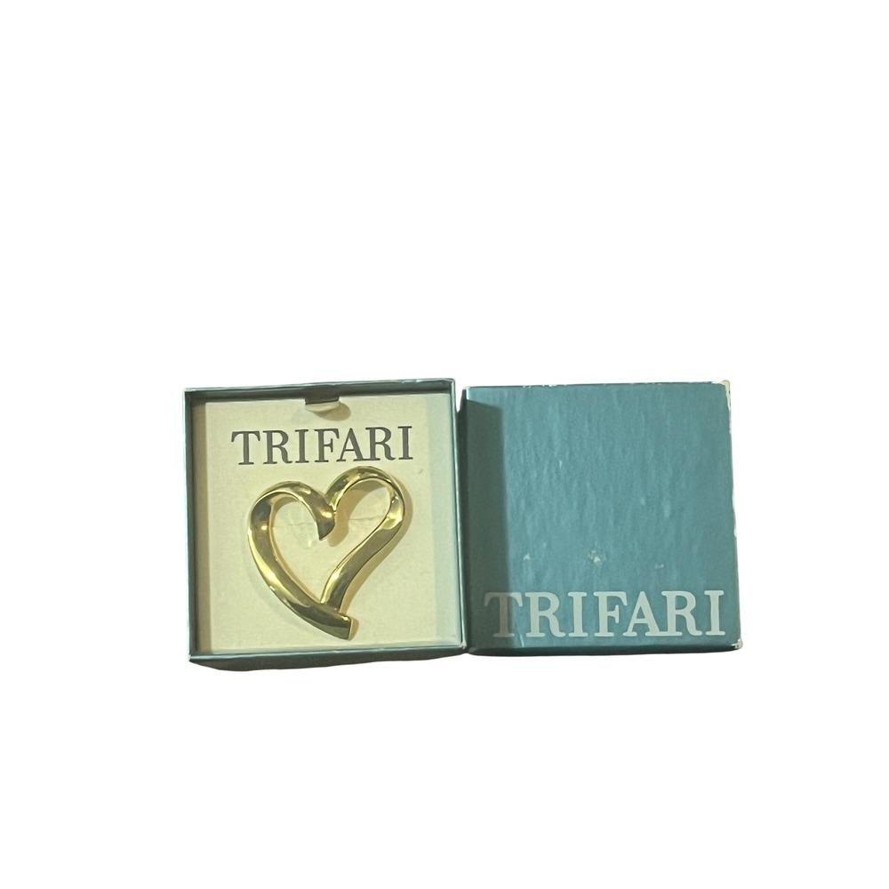 Trifari Gold Tone Open Heart Brooch Pin Polished Finish Original Box